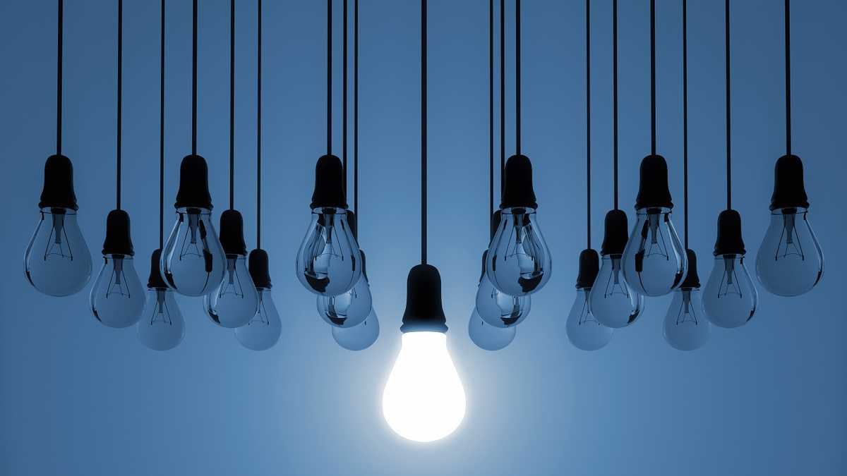 Bombillos apagados y uno encendido
