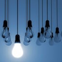 Bombillos apagados y uno encendido