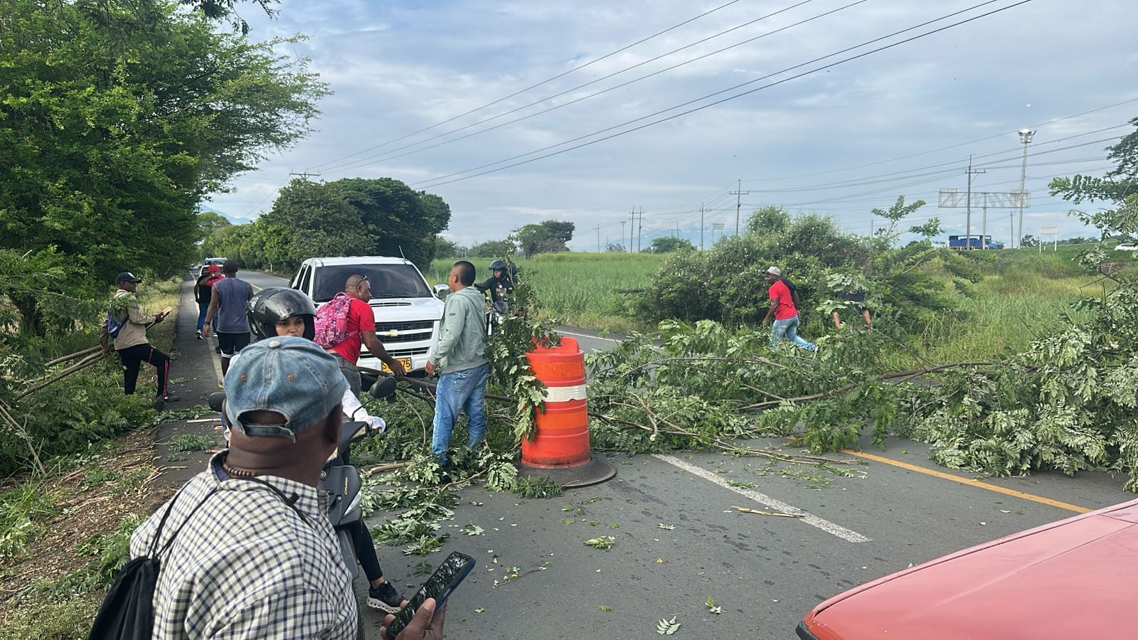 Protesta extrabajadores del ingenio La Cabaña en el Cauca causa bloqueo en diferentes puntos de la vía internacional Panamericana, situaciones que se presenta en la mañana de este martes 16 de junio.