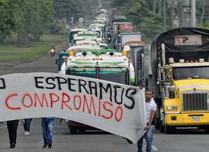 El paro de transportadores afectó la movilidad en la entrada a Cali desde la vía a Yumbo, en el sector de Sameco, donde largas filas de buses avanzaron lentamente.