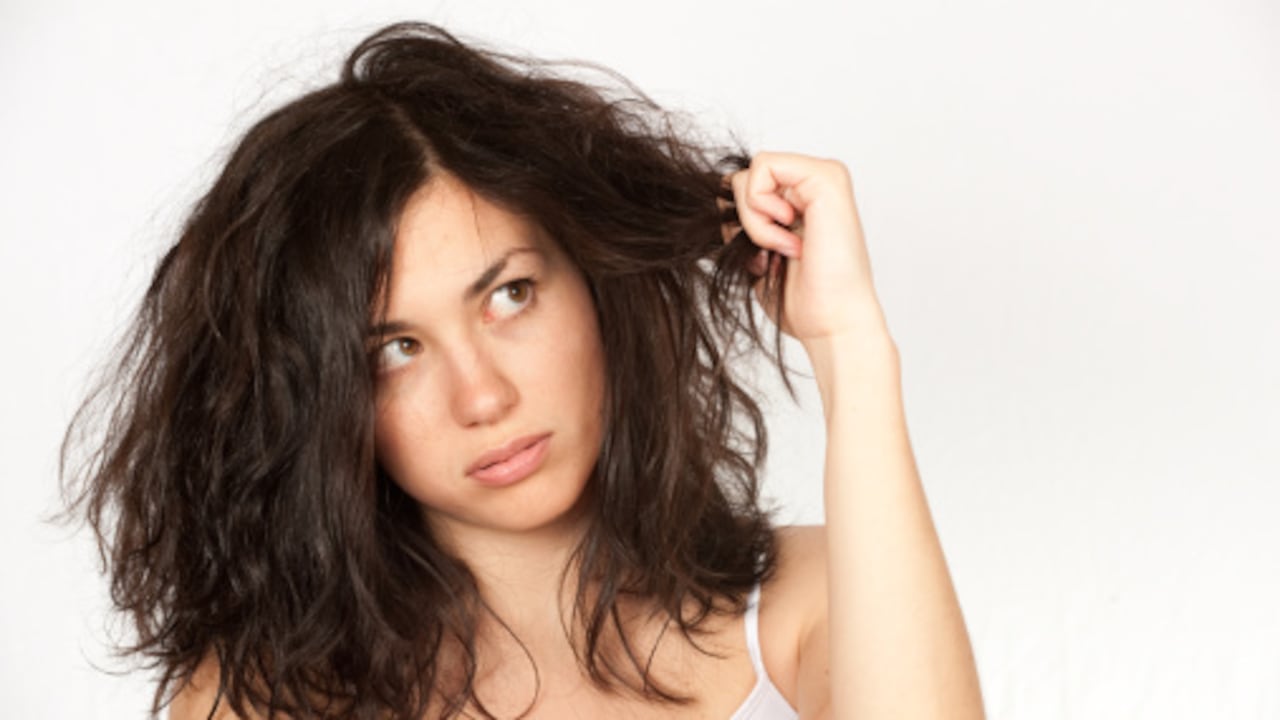 Uno de los problemas más frecuentes que experimentan las personas con su cabello es la falta de brillo, sedosidad y puntas abiertas.