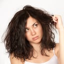 Uno de los problemas más frecuentes que experimentan las personas con su cabello es la falta de brillo, sedosidad y puntas abiertas.