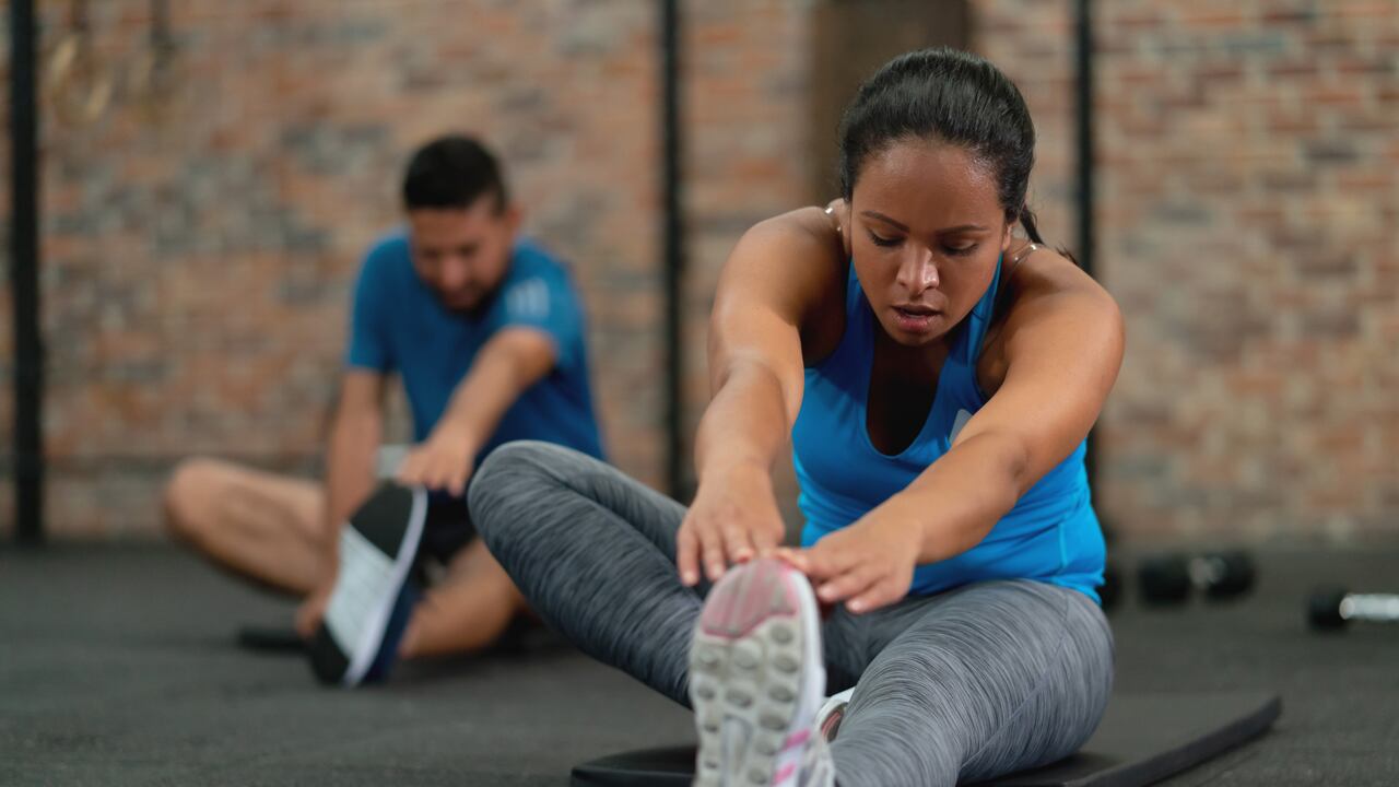 Uno de los ejercicios para la rodilla consiste en sentarse sobre un lugar cómodo con la pierna derecha estirada.