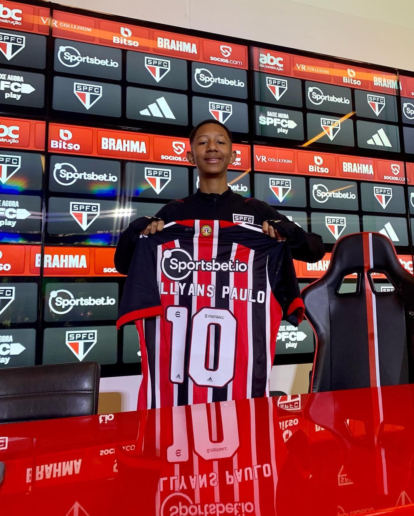 Plantel de Sao Paulo con hincha paulista agredido