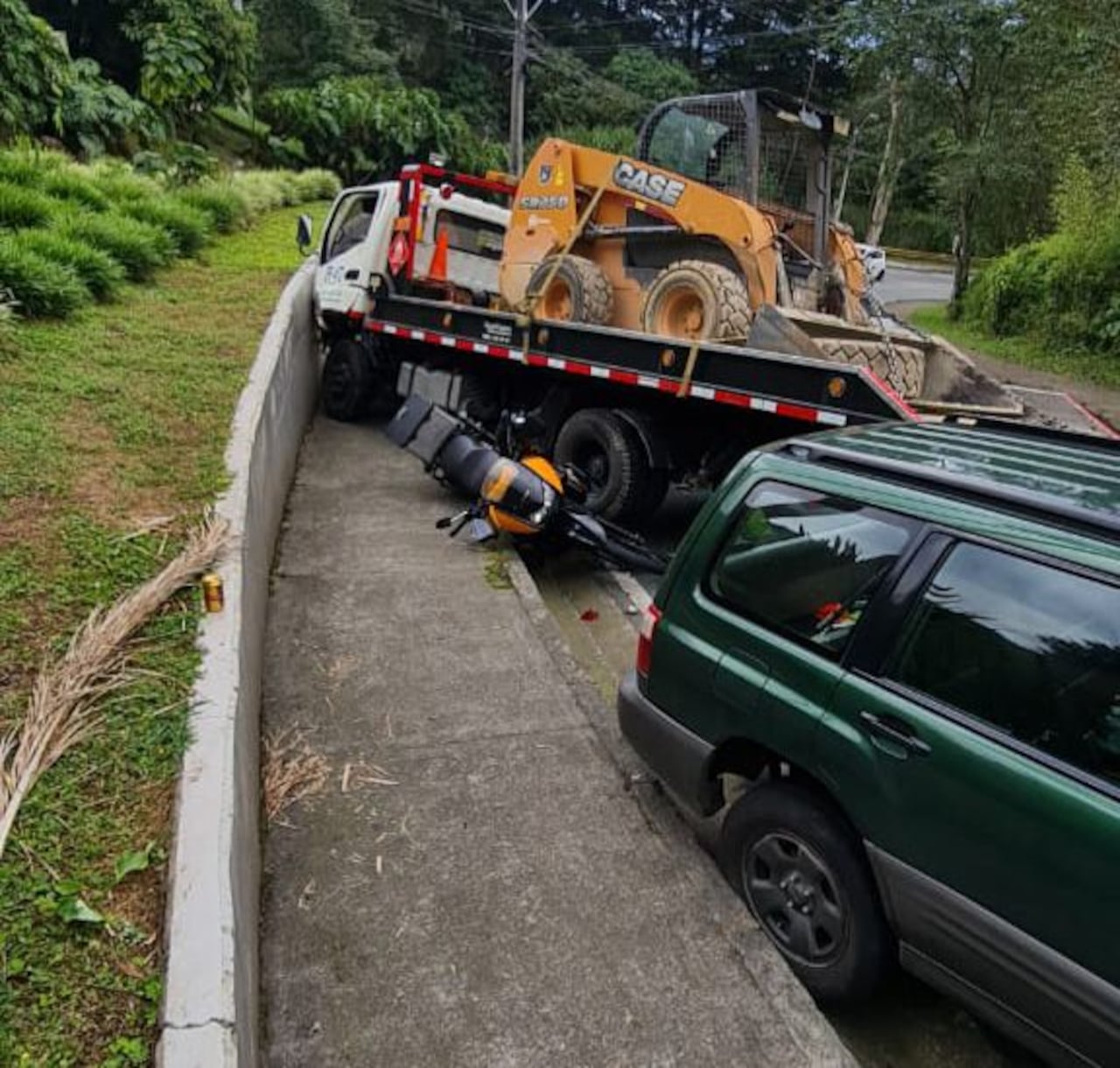 Choque múltiple en Medellín: más de seis vehículos fueron embestidos por un camión sin frenos.