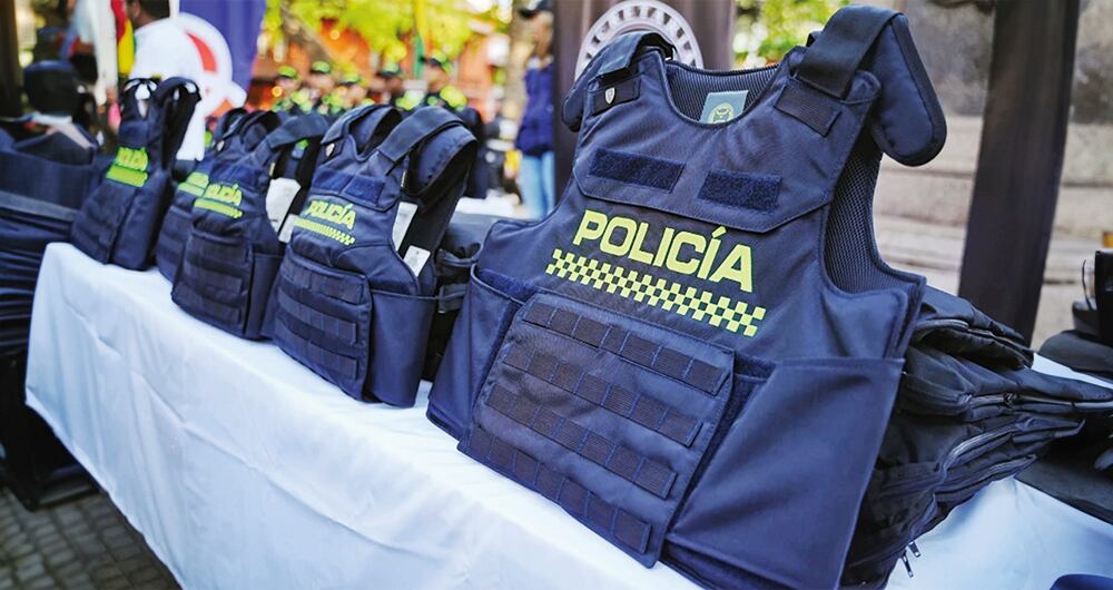 Aún está pendiente de solucionar la licitación para la confección de 9.000 chalecos entregada a la empresa Inducon, la cual fue sancionada por no contar con una certificación necesaria para la fabricación de dichas prendas.