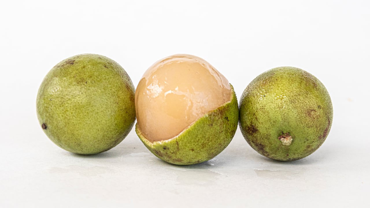 El mamoncillo es una fruta tropical.