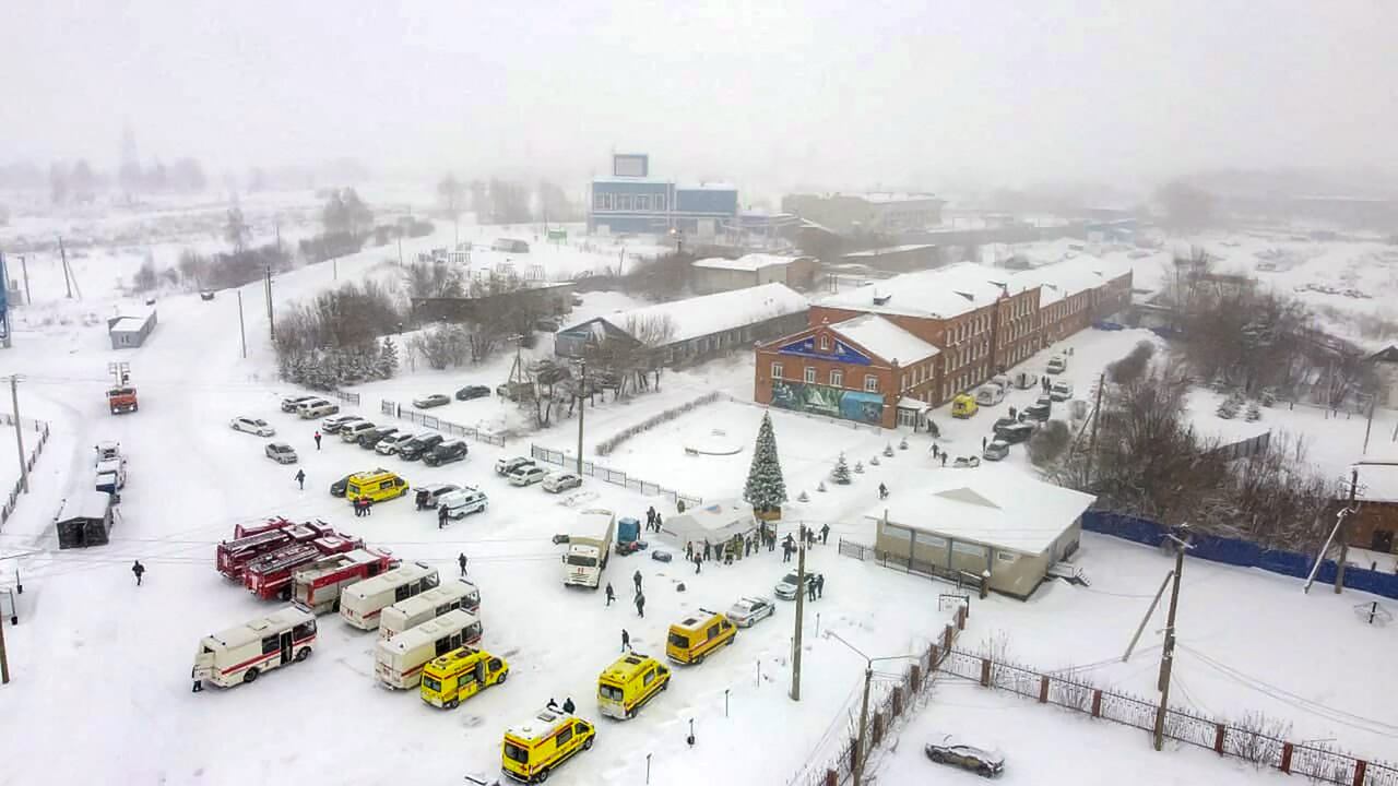 Los rescatistas llegan a la mina de carbón de Listvyazhnaya en la región de Kemerovo cerca de la ciudad de Belovo después de un accidente el 25 de noviembre de 2021. - Al menos 11 personas murieron y decenas siguen desaparecidas bajo tierra después de un accidente en la mina de carbón de Listvyazhnaya, dijeron las autoridades. Había 285 personas dentro de la mina cuando ocurrió el accidente, dijo el gobernador local Sergei Tsivilev en Telegram. (Foto de Handout / Servicio de prensa del gobierno de la región de Kemerovo / AFP) / RESTRINGIDO AL USO EDITORIAL - CRÉDITO OBLIGATORIO "FOTO DE AFP / Servicio de prensa del gobierno de la región de Kemerovo / folleto" - SIN COMERCIALIZACIÓN - SIN CAMPAÑAS DE PUBLICIDAD - DISTRIBUIDO COMO SERVICIO A LOS CLIENTES