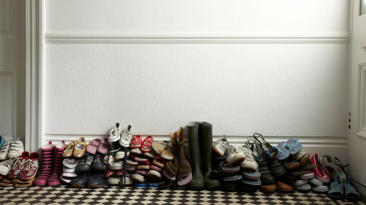 Así se deben guardar los zapatos para evitar las malas energías.