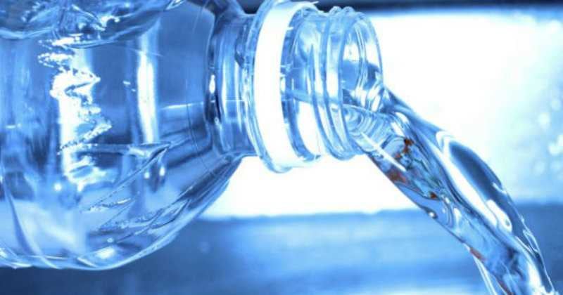 Autoridades sanitarias ordenaron retirar del mercado cientos de  botellas de agua embotellada por considerarla insaluble
