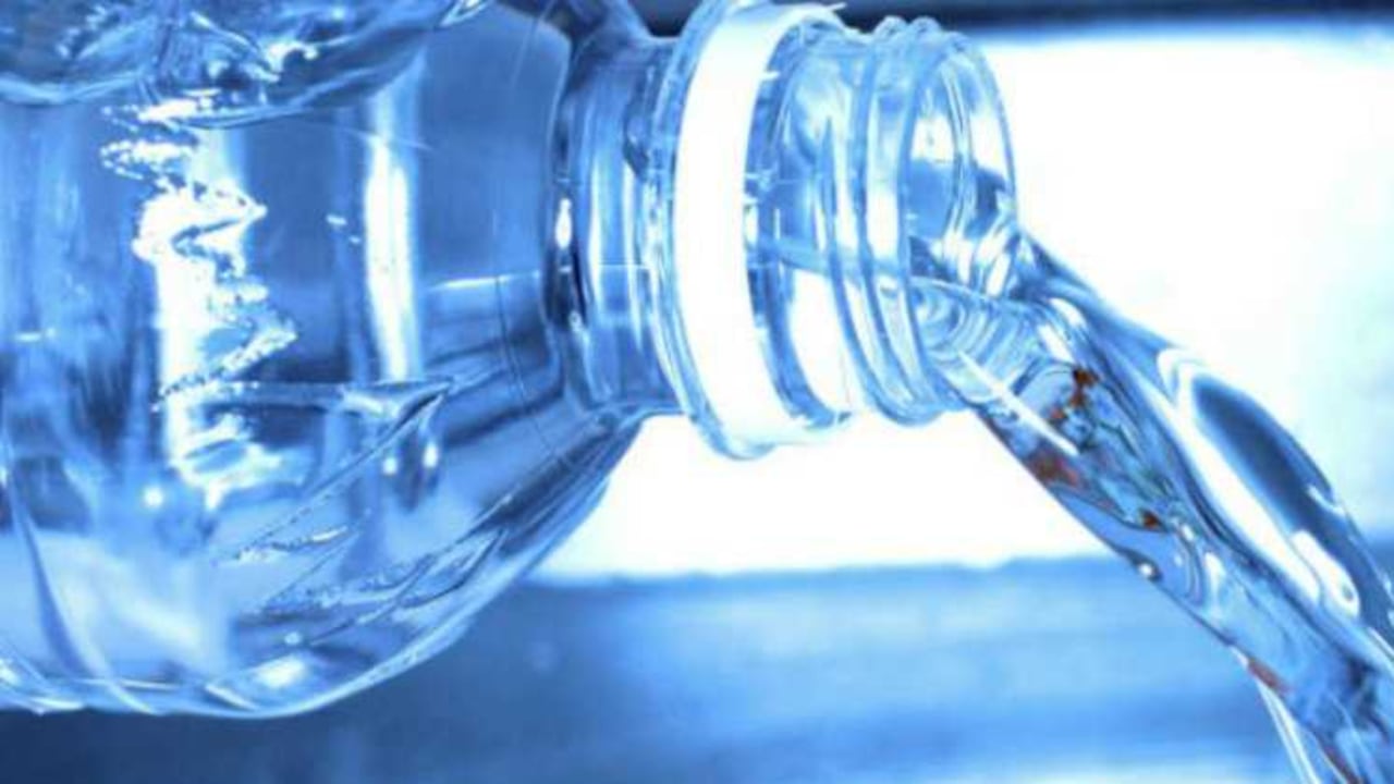 Autoridades sanitarias ordenaron retirar del mercado cientos de botellas de agua embotellada por considerarla insaluble