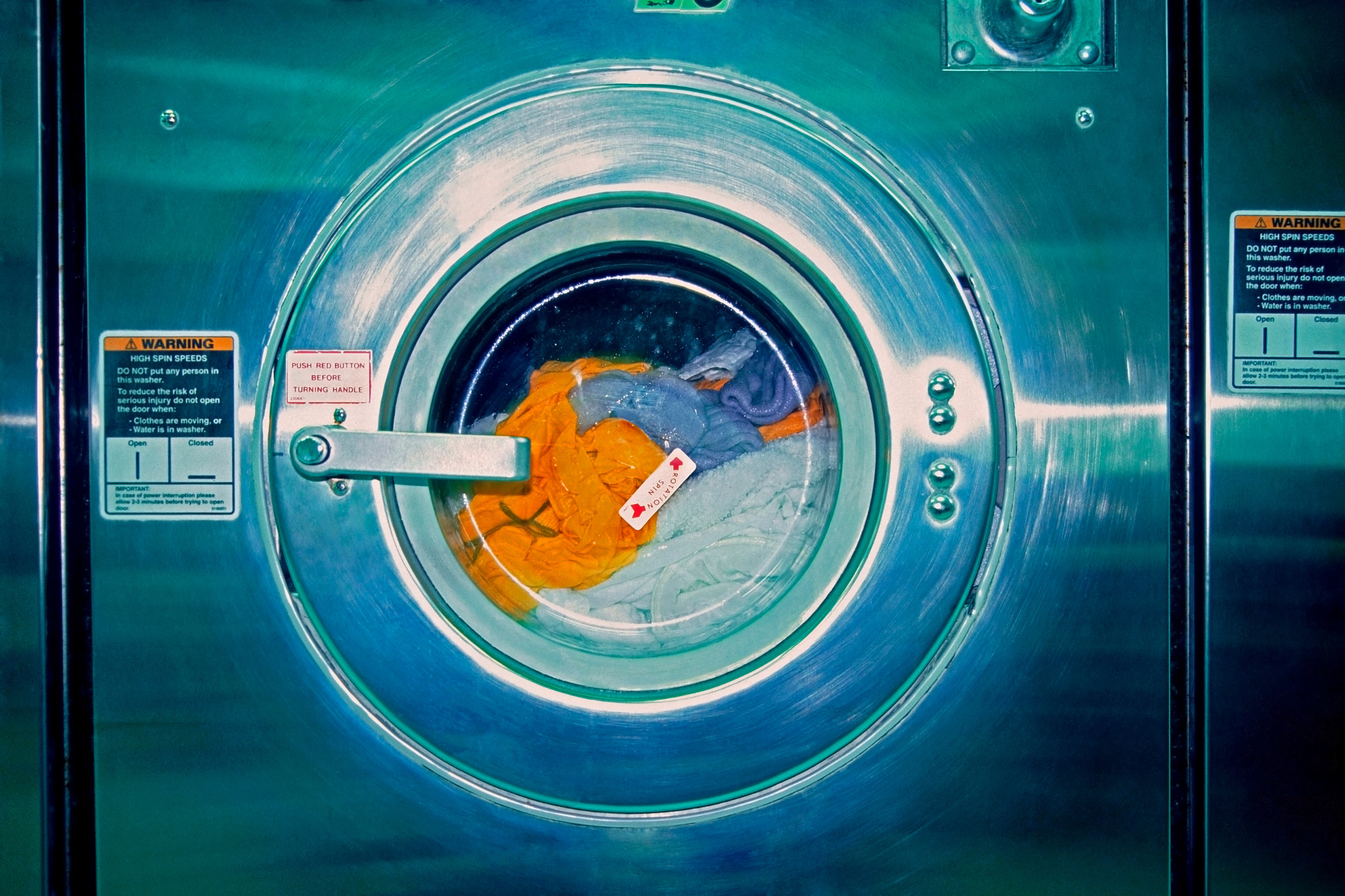 Estas son algunas de las razones por las que una lavadora no centrifuga.