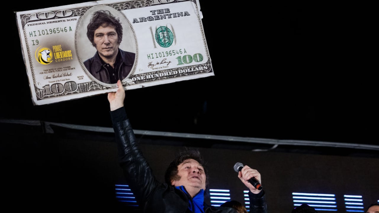 El entonces candidato presidencial de La Libertad Avanza Javier Milei sostiene un billete de cien dólares con su cara durante su manifestación de cierre antes de la segunda vuelta del domingo 16 de noviembre de 2023 en Córdoba, Argentina. (Foto de Tomás Cuesta/Getty Images)
