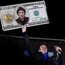 El entonces candidato presidencial de La Libertad Avanza Javier Milei sostiene un billete de cien dólares con su cara durante su manifestación de cierre antes de la segunda vuelta del domingo 16 de noviembre de 2023 en Córdoba, Argentina. (Foto de Tomás Cuesta/Getty Images)