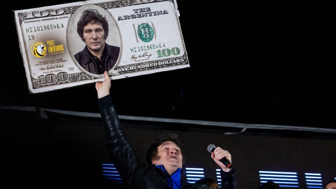 El entonces candidato presidencial de La Libertad Avanza Javier Milei sostiene un billete de cien dólares con su cara durante su manifestación de cierre antes de la segunda vuelta del domingo 16 de noviembre de 2023 en Córdoba, Argentina. (Foto de Tomás Cuesta/Getty Images)