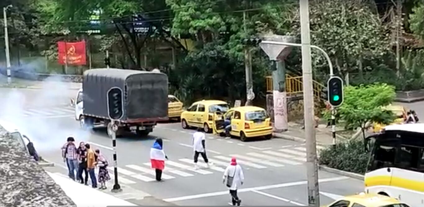 Los encapuchados detienen el transporte público y les entregan indicaciones