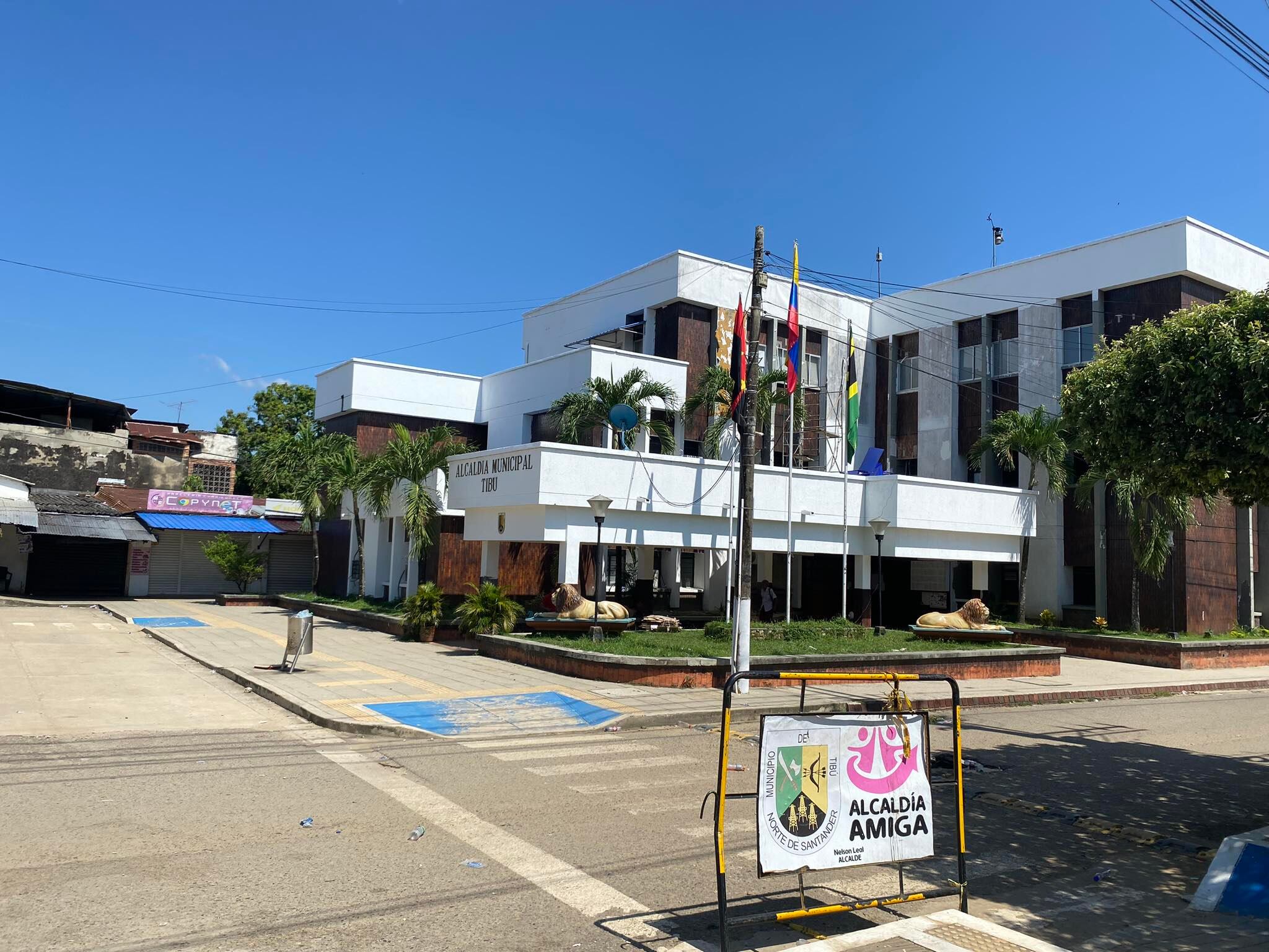 La Alcaldía de Tibú brilla por su ausencia mientras la pintura de la fachada se cae a pedazos. No hay seguridad, ni mucho menos control en las calles, tampoco hay sedes gubernamentales de Fiscalía, Defensoría ni juzgados.