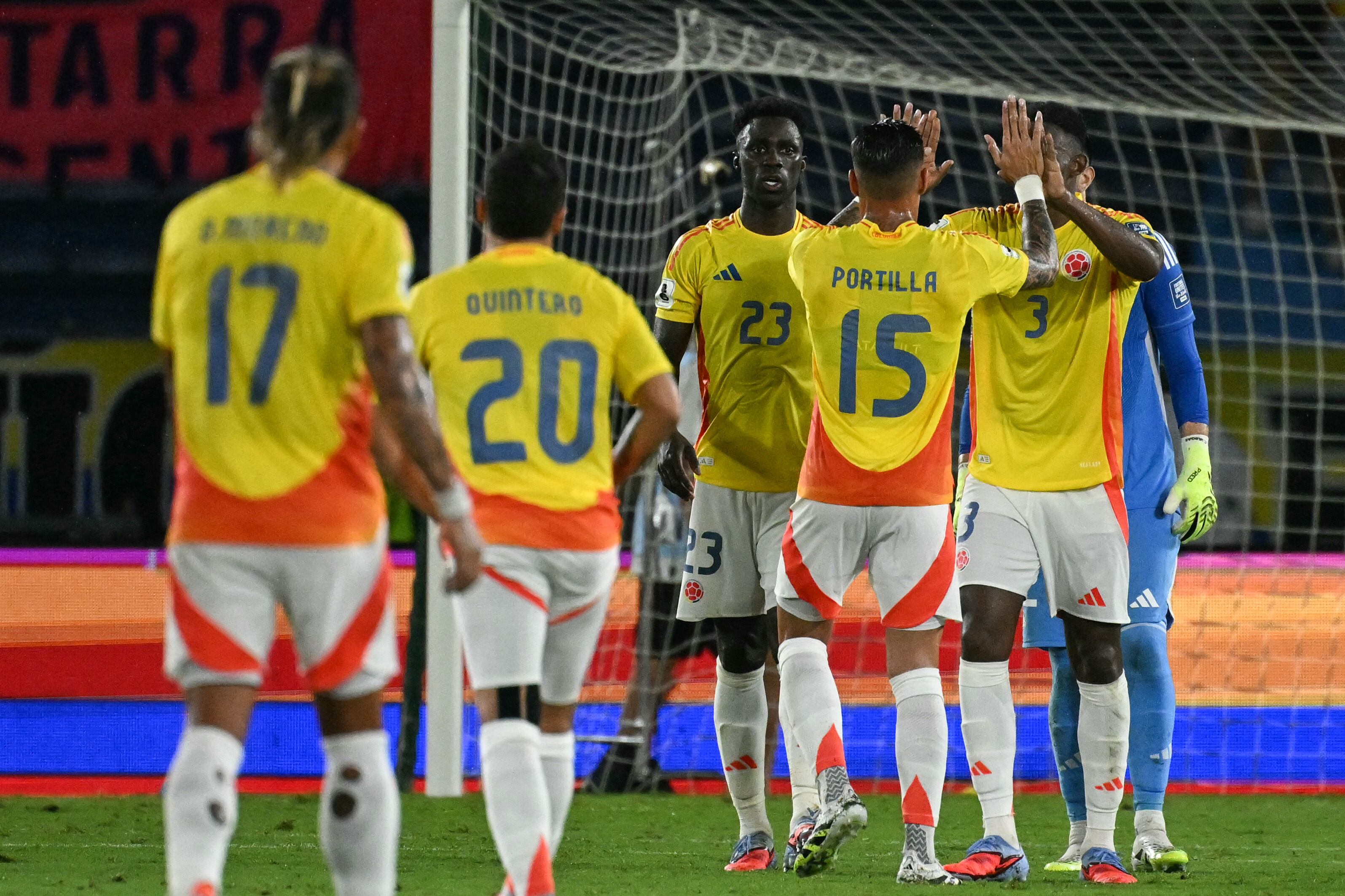 Los jugadores de Colombia celebran al final del partido de las eliminatorias sudamericanas para la Copa Mundial de la FIFA 2026 entre Colombia y Bolivia en el estadio Metropolitano Roberto Meléndez en Barranquilla, Colombia, el 4 de septiembre de 2025. (Foto de Luis ACOSTA / AFP)