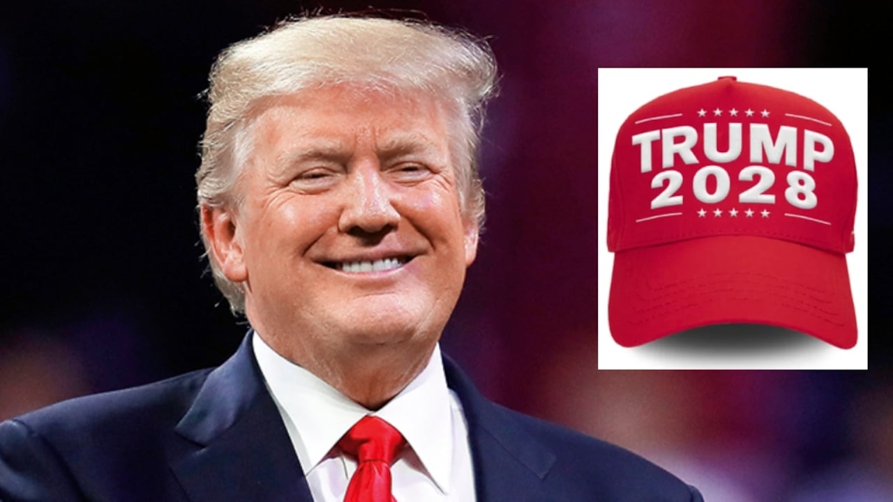 Donald Trump vende gorras con el lema 'Trump 2028'.