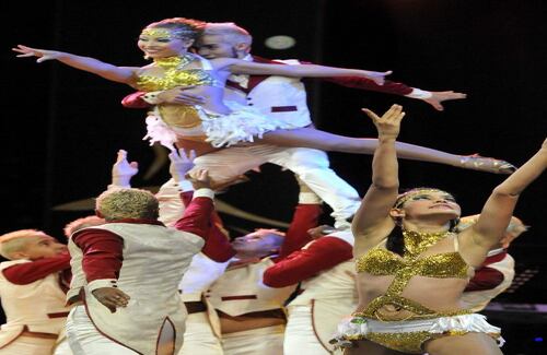  Integrantes de "Pioneros con Clase" en el concurso de bailarines de salsa, categoría grupos.