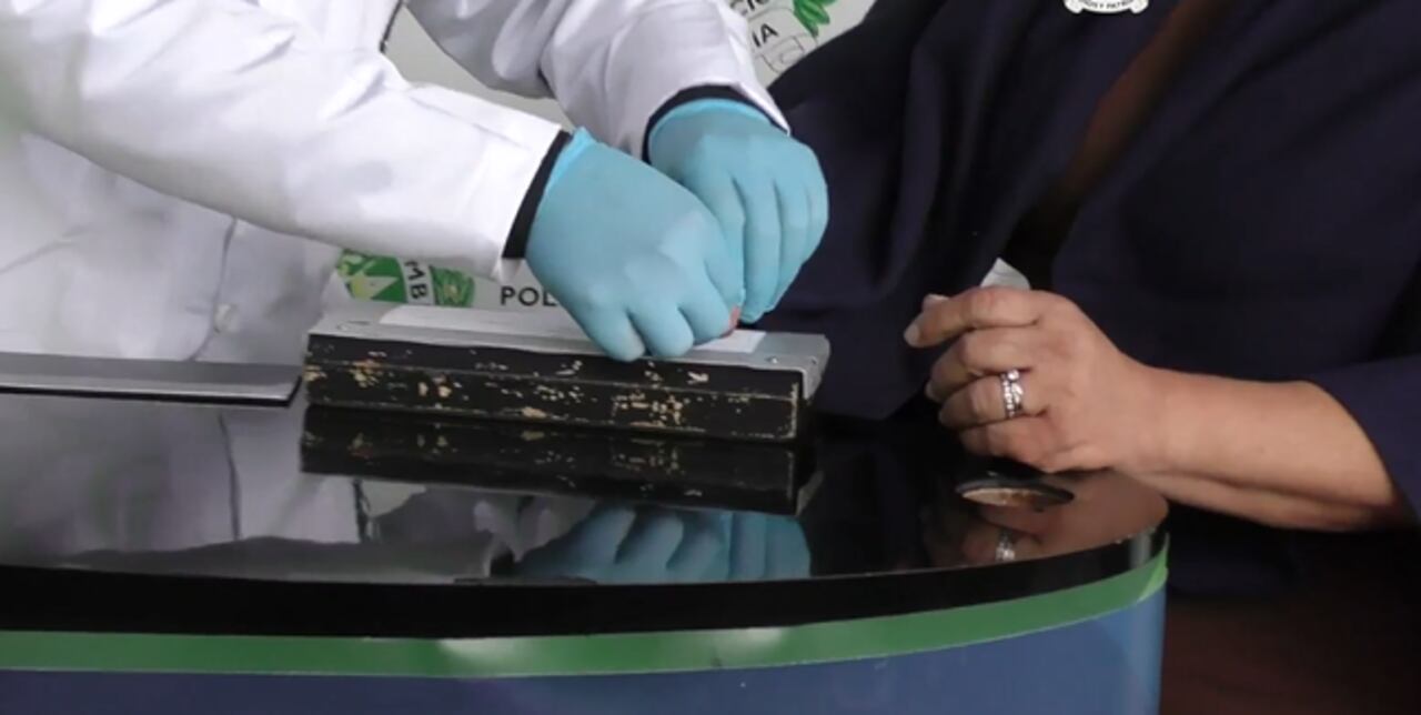 Momento en el que le hacen la reseña a alias La Cucharita, quien es, según la Policía, un enlace del narcotráfico con carteles mexicanos.