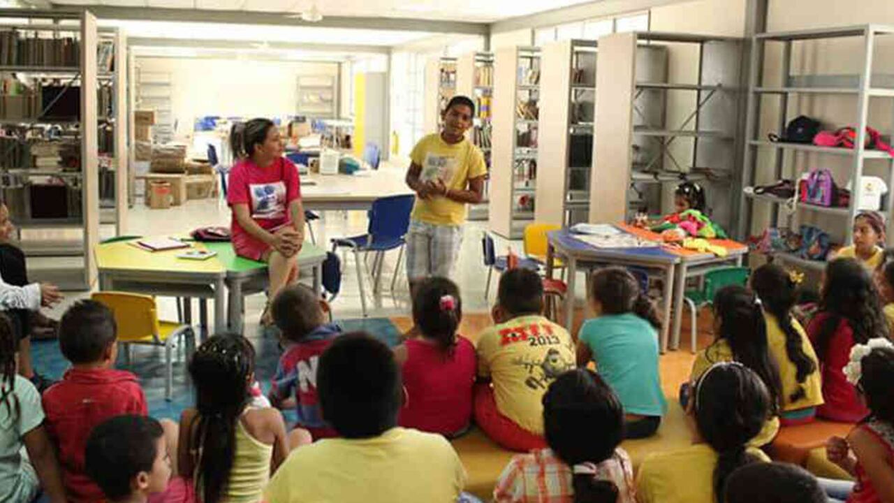 Desde 2016, funcionarios de la embajada de Japón visitan las bibliotecas para realizar talleres de origami y caligrafía.