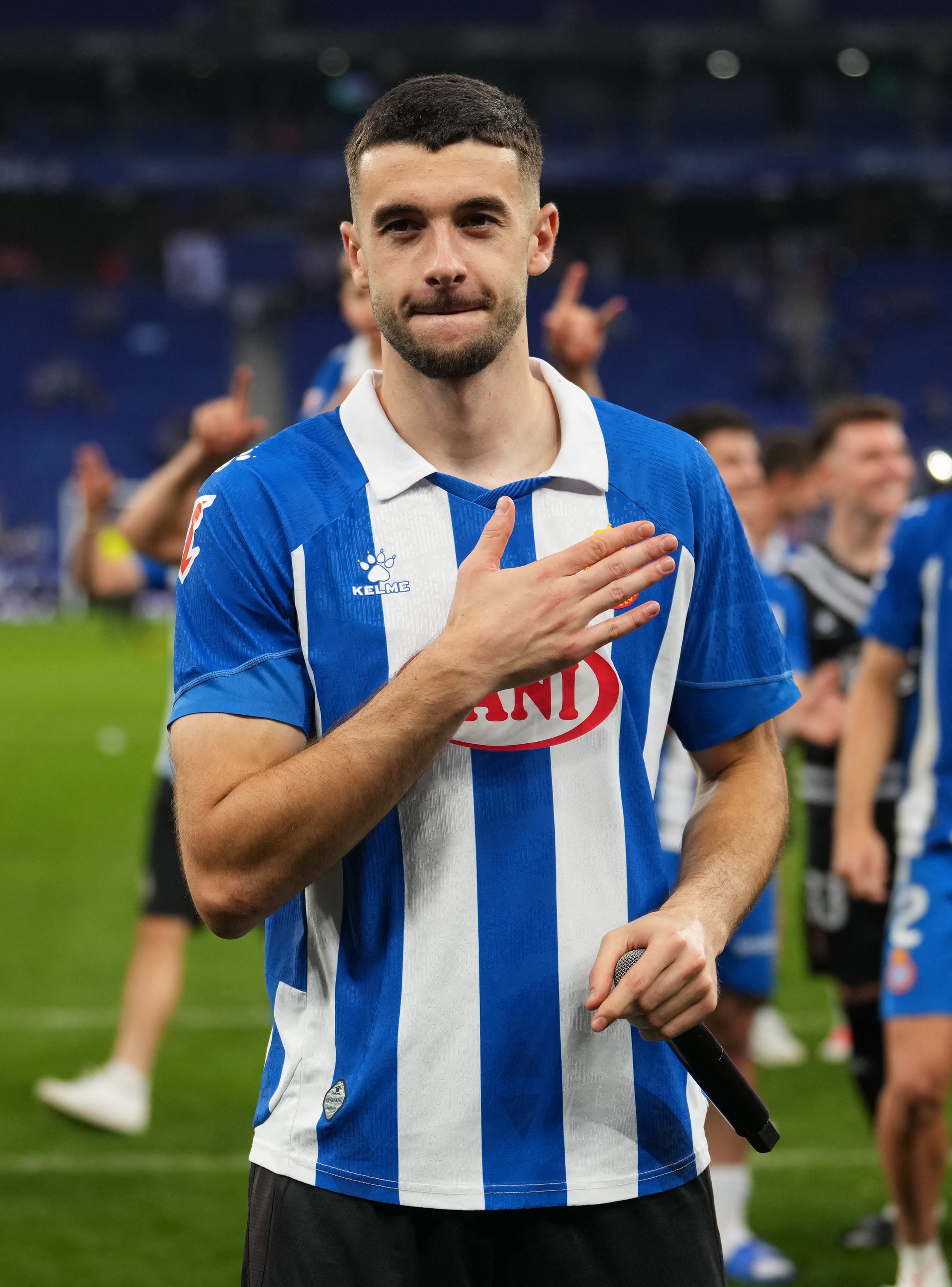 BARCELONA, SPAIN - MAY 24: Joan Garcia of RCD Espanyol shows appreciation to the fans following the LaLiga match between RCD Espanyol de Barcelona and UD Las Palmas at RCDE Stadium on May 24, 2025 in Barcelona, Spain. (Photo by Alex Caparros/Getty Images) (Photo by Alex Caparros / GETTY IMAGES EUROPE / Getty Images via AFP)