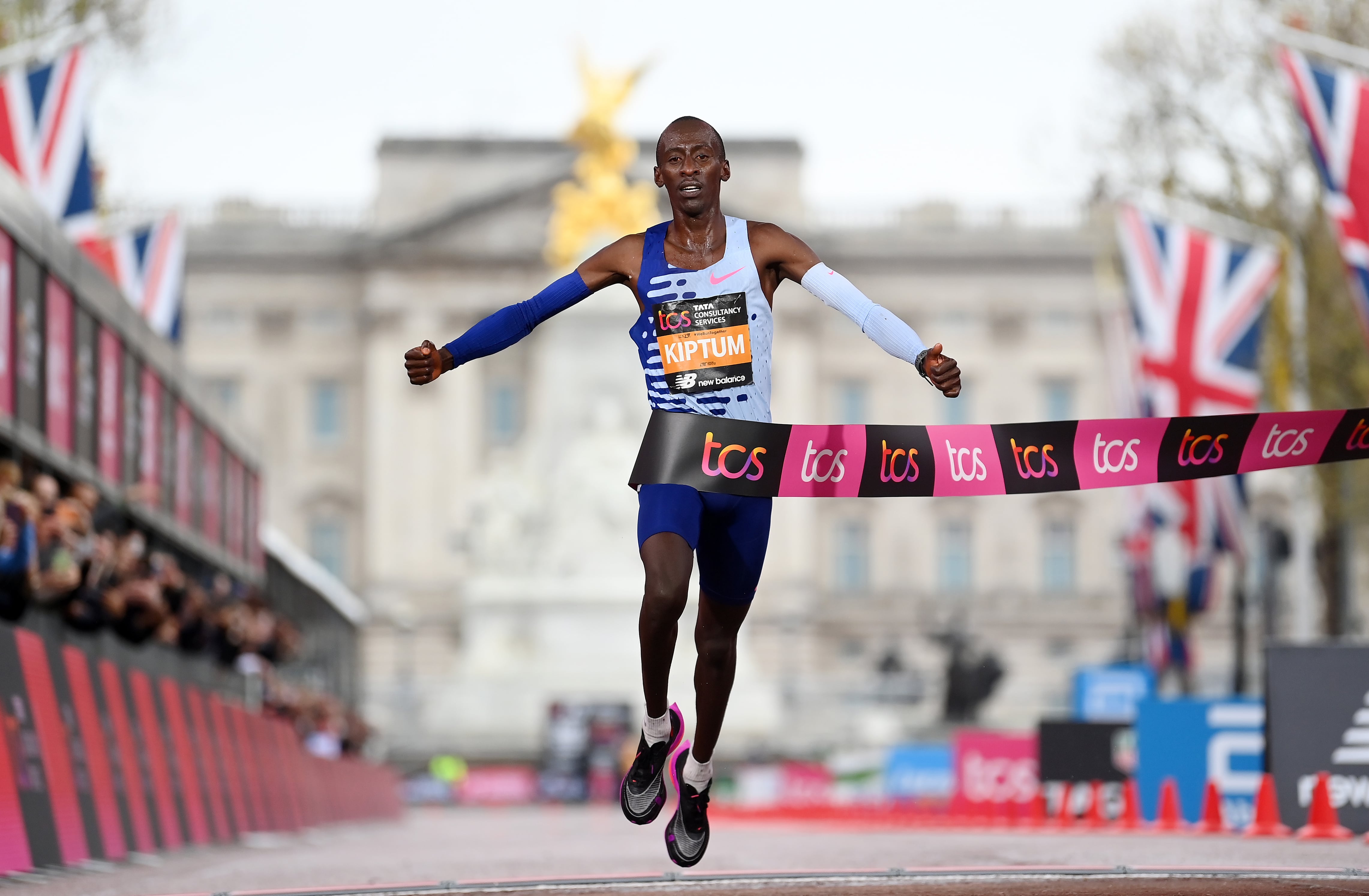 Kelvin Kiptum de Kenia cruza la línea de meta para ganar el Maratón Élite Masculino durante el Maratón TCS de Londres 2023 el 23 de abril de 2023 en Londres, Inglaterra.