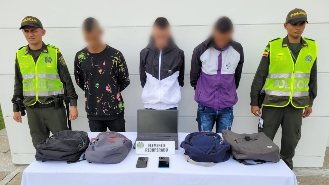 Estos tres individuos de 23, 28 y 31 años les fueron hallados 5 morrales, 2 celulares y 1 computador portátil; los cuales tienen un avalúo cercano a los 6 millones de pesos