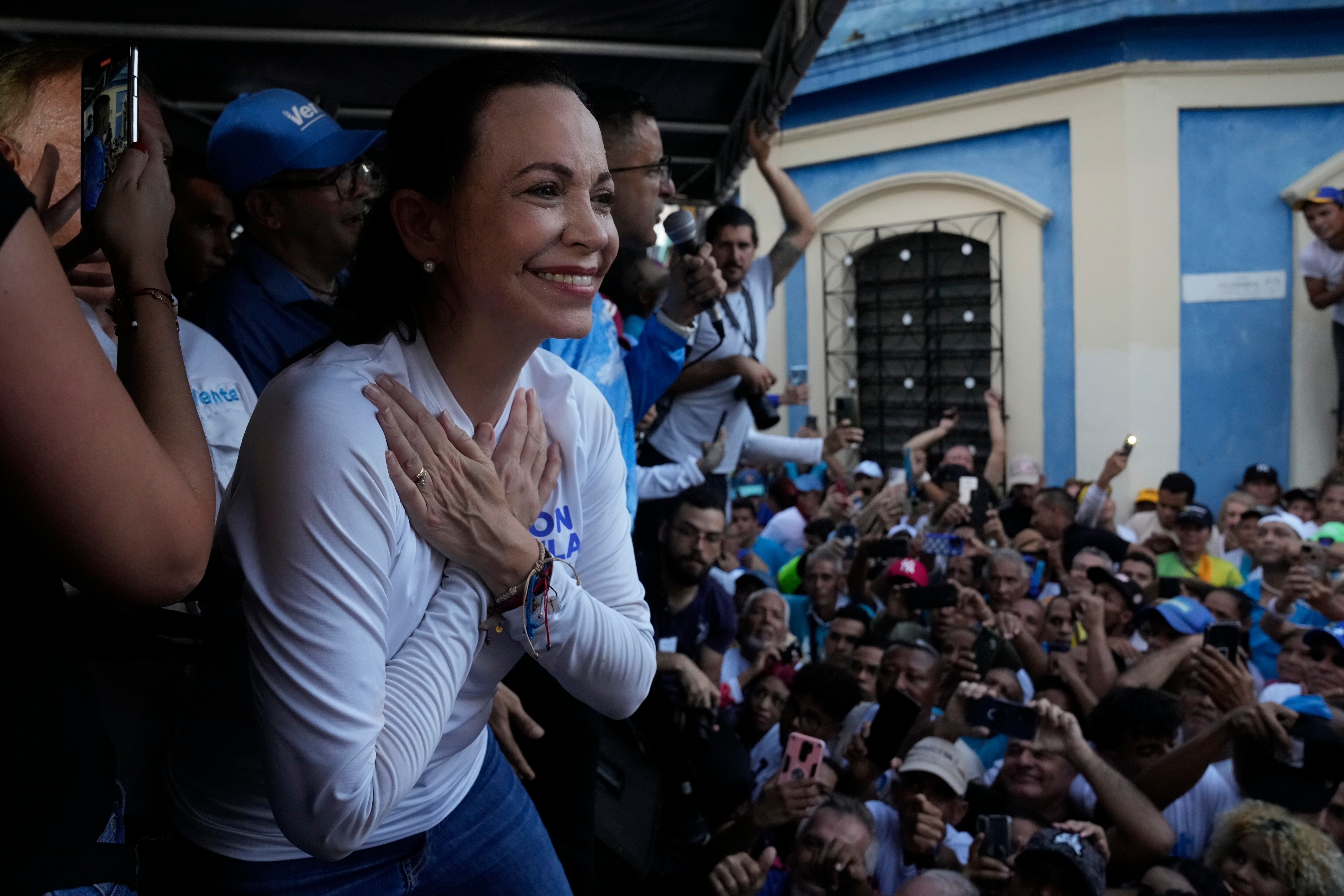 María Corina Machado, aspirante a candidata opositora a la presidencia, gesticula ante sus seguidores durante un mitin en Valencia, en el estado de Carabobo, Venezuela, el 5 de octubre de 2023. La oposición celebrará sus primarias el 22 de octubre. (AP Foto/Ariana Cubillos)
