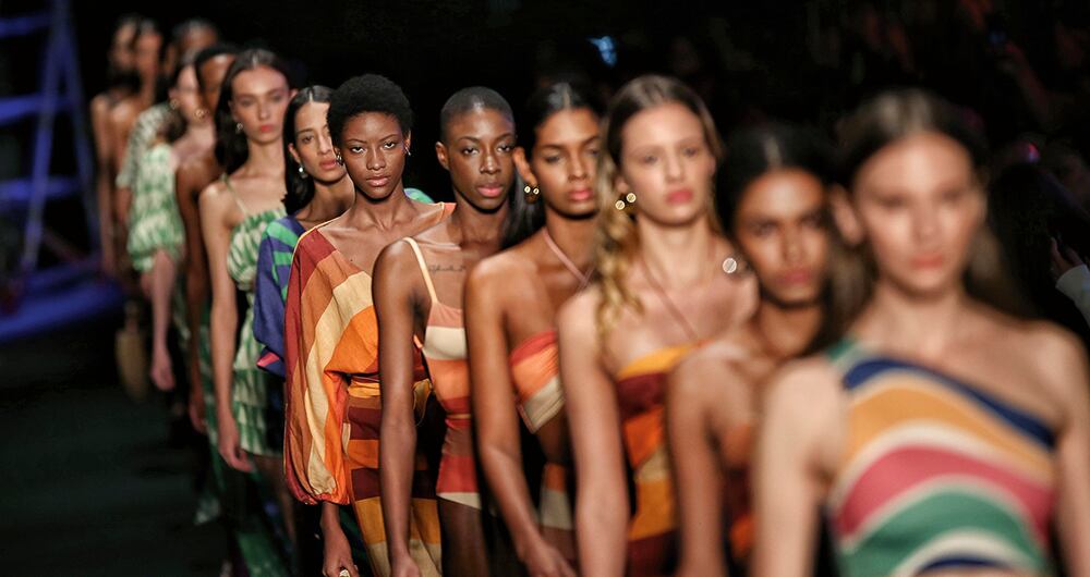 Un modelo ​ es el profesional del sector de la moda que se dedica a exhibir, vistiendo prendas de ropa u otro accesorio. 