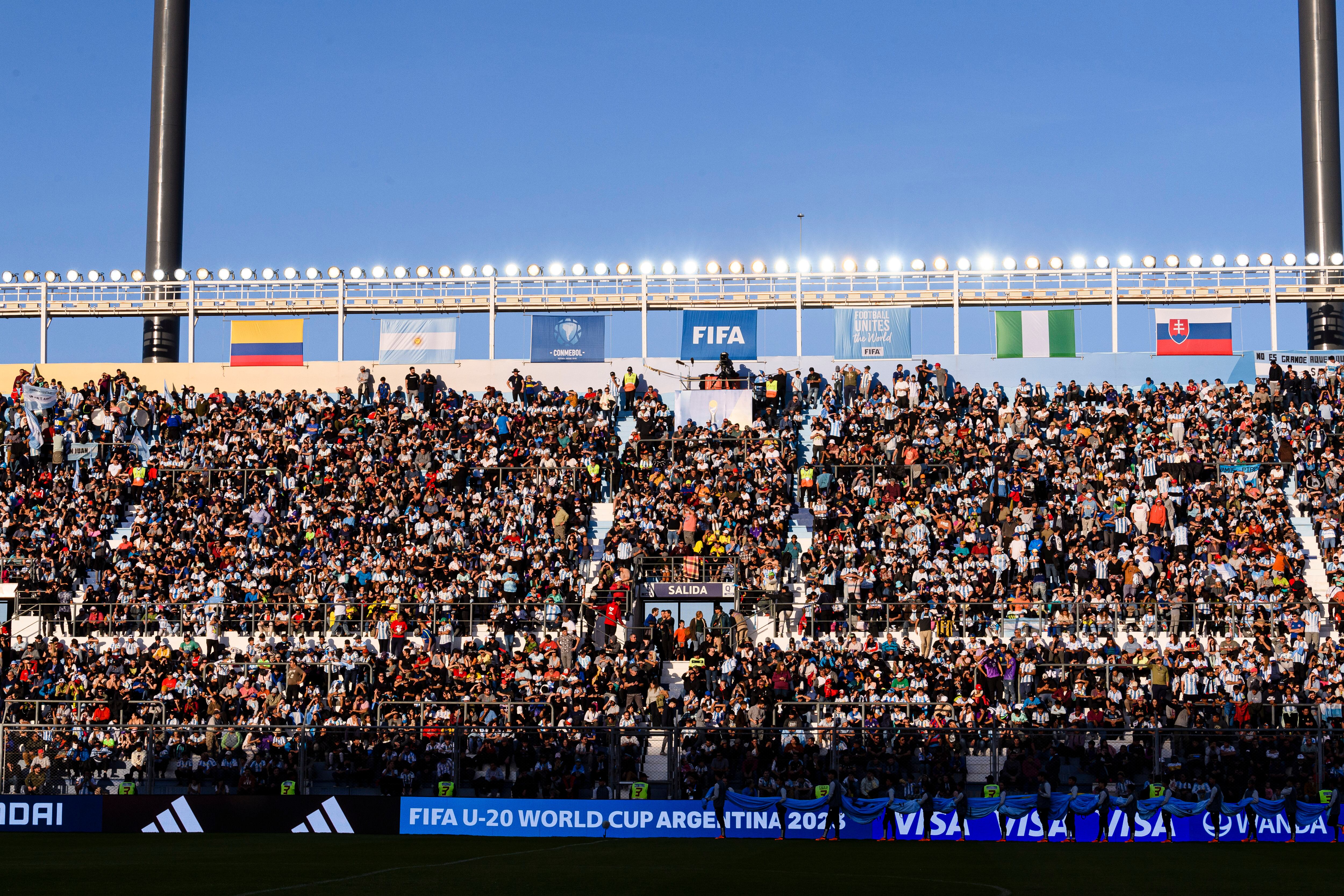 Aficionados de Argentina salieron decepcionados tras la eliminación de su selección.