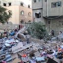 Los servicios de emergencia palestinos y ciudadanos locales buscan víctimas en edificios destruidos durante los ataques aéreos israelíes en el sur de la Franja de Gaza el 20 de octubre de 2023 en Khan Yunis, Gaza. Los habitantes de Gaza están evacuando hacia el sur según lo aconsejado por el gobierno israelí, antes de una esperada ofensiva terrestre israelí. (Foto de Ahmad Hasaballah/Getty Images)