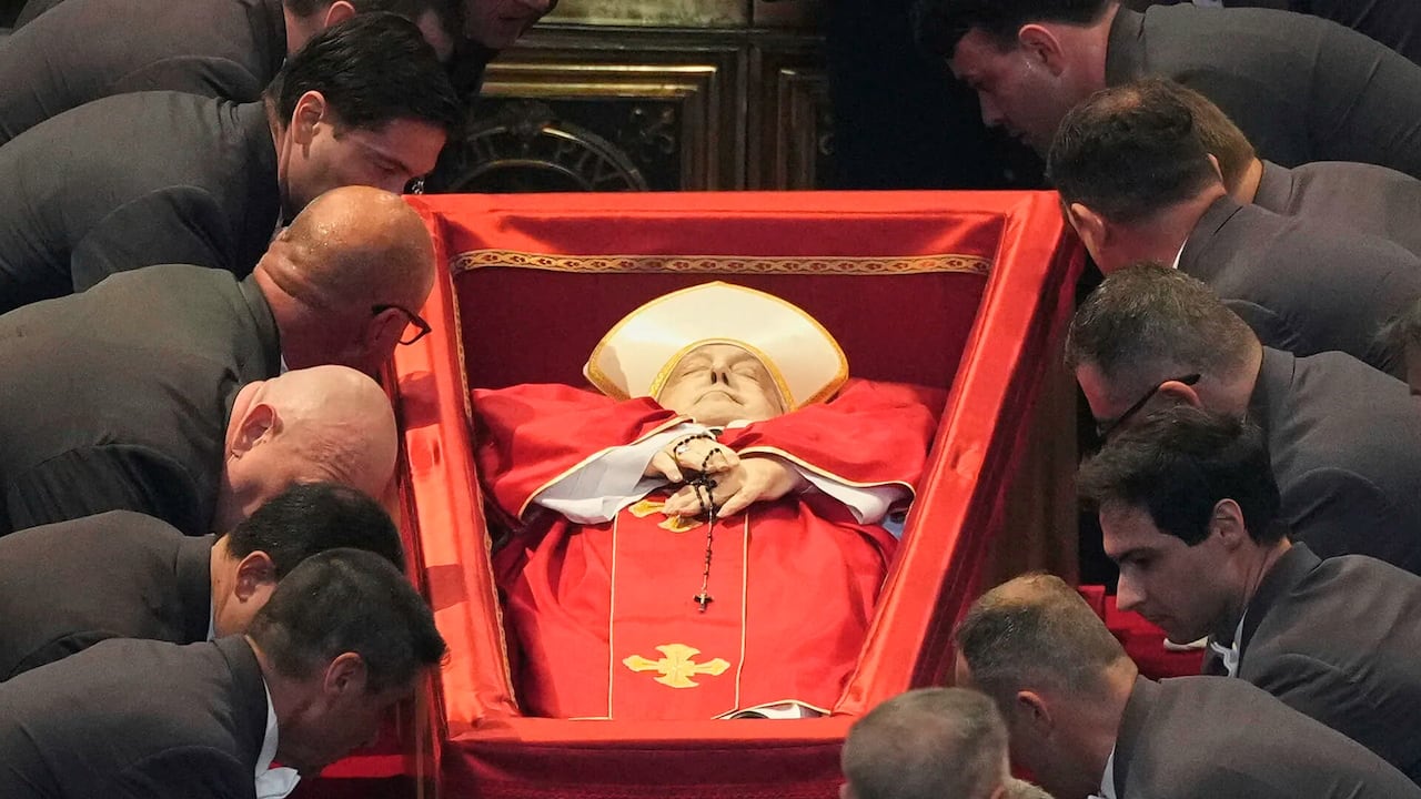 El cuerpo del papa Francisco reposó en la basílica de San Pedro, en el Vaticano, durante tres días hasta sus hornas fúnebres.