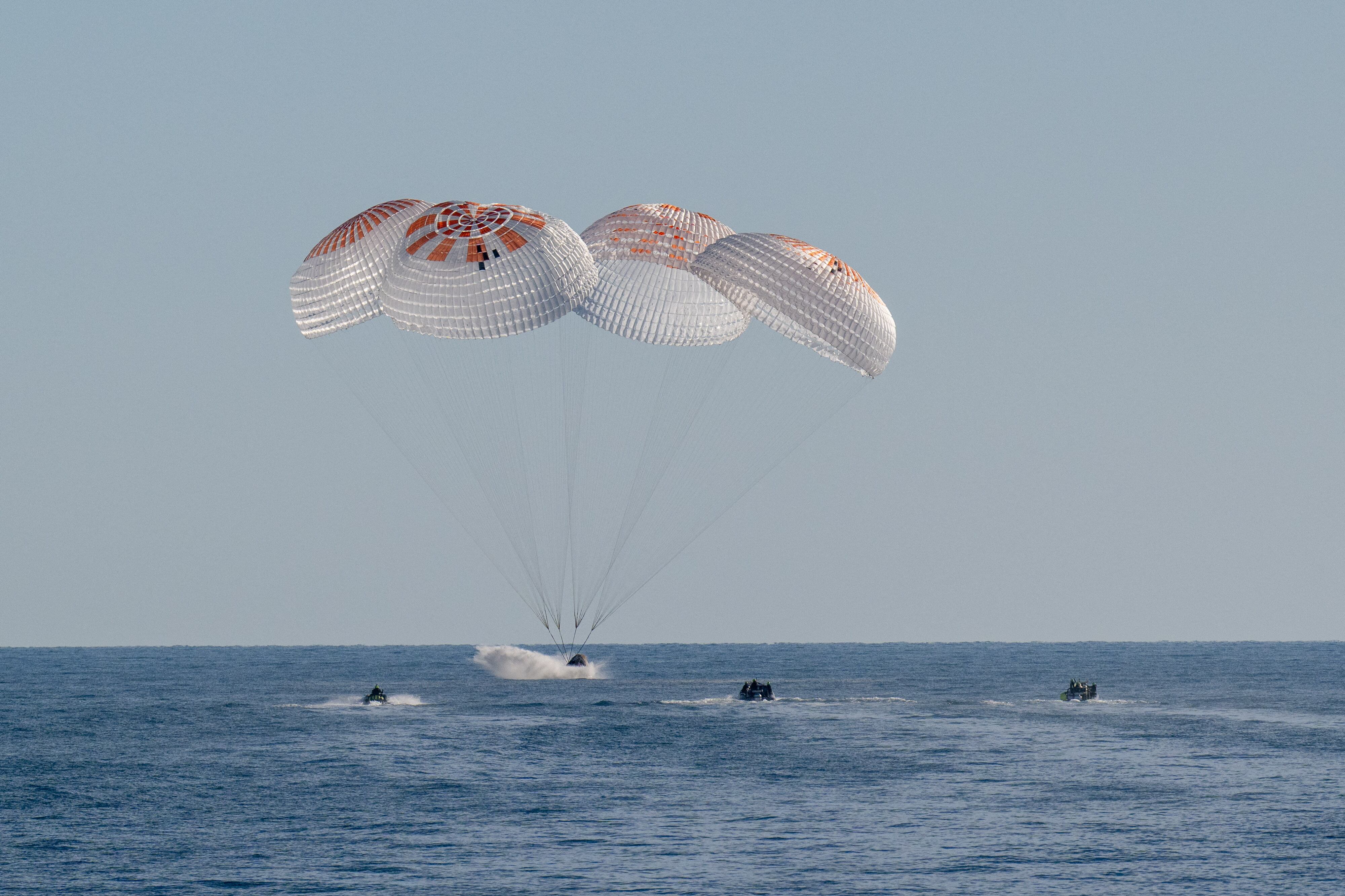Momento en que aterrizaron los dos astronautas en aguas de la costa de Florida.