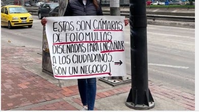 Carteles en protesta por fotomultas