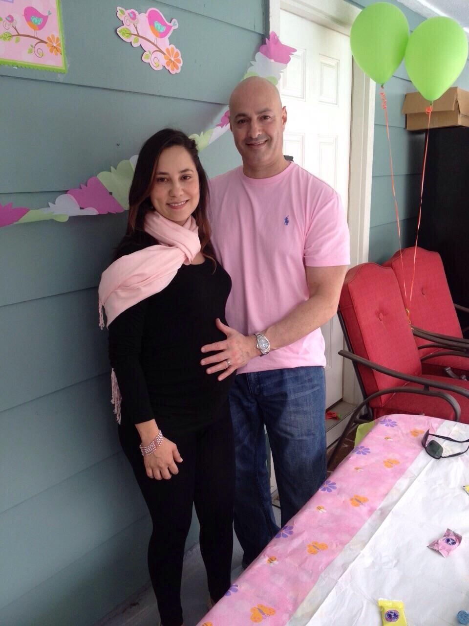 Richard Samarel junto a su esposa de origen colombiano