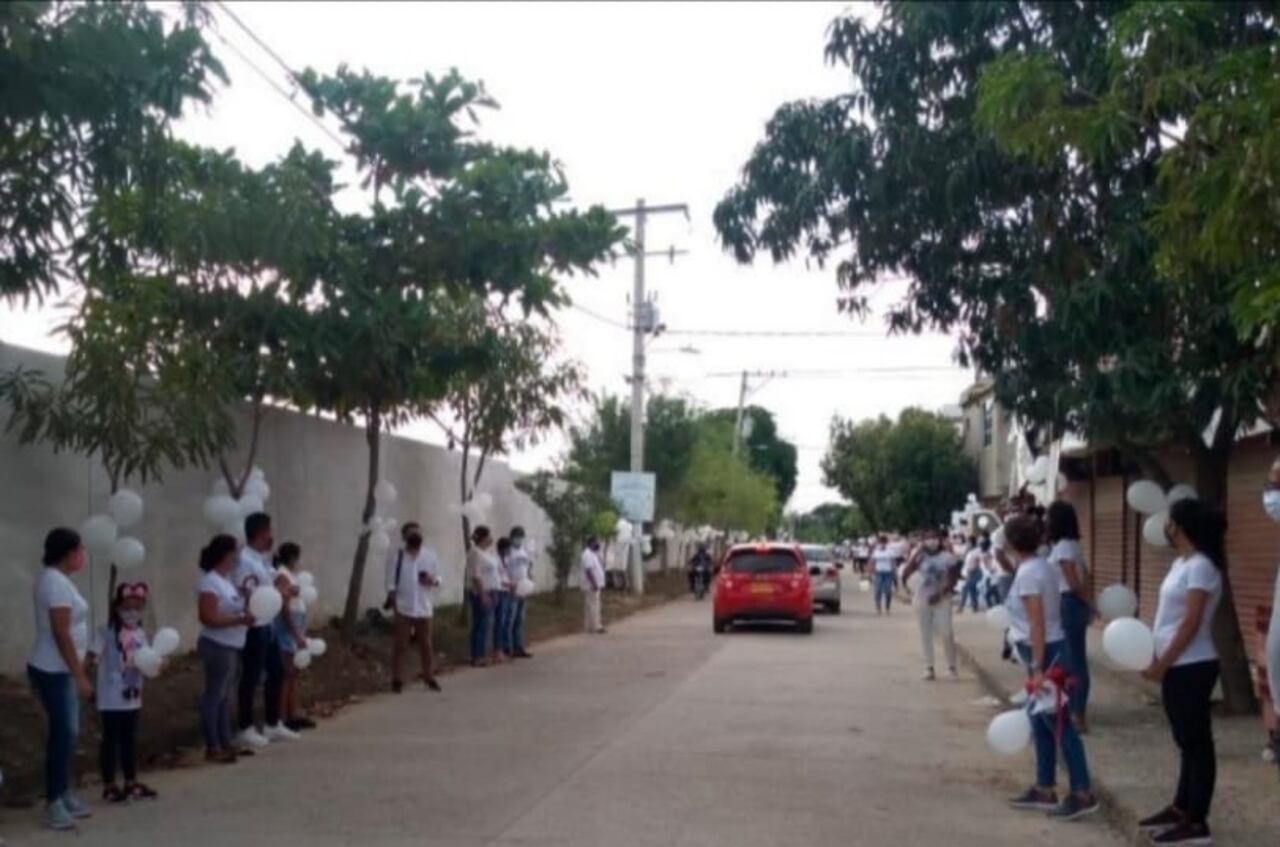 Con una calle de honor y globos blancos fue recibido el cuerpo de la pequeña Taniusca.