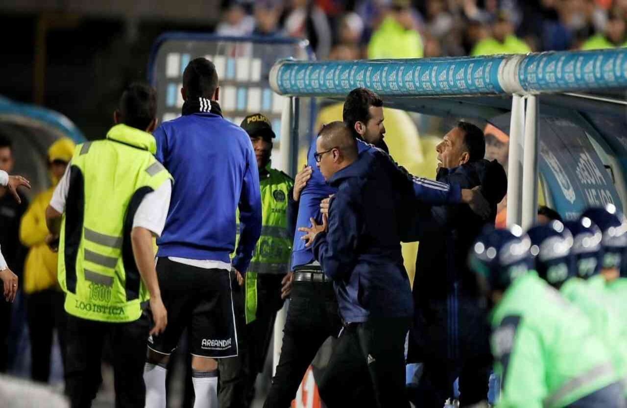 El fanático cumplió su cometido y le dio un abrazo al técnico en nombre de todos los hinchas albiazules.