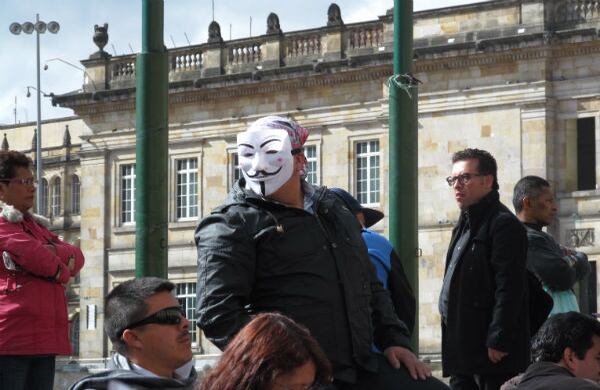Algunos de los manifestantes cubrieron su rostro con pancartas y máscaras para evitar represalias "Estamos defendiendo nuestros derechos pero no podemos tampoco arriesgar nuestro trabajo" afirmó uno de los funcionarios.