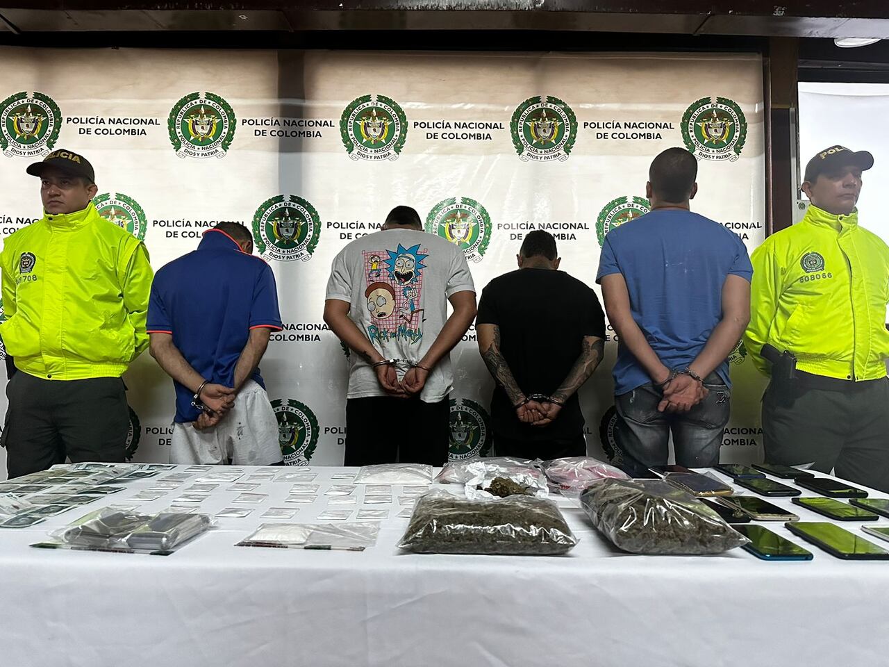 Marihuana y celulares hurtados fueron incautados en el operativo.