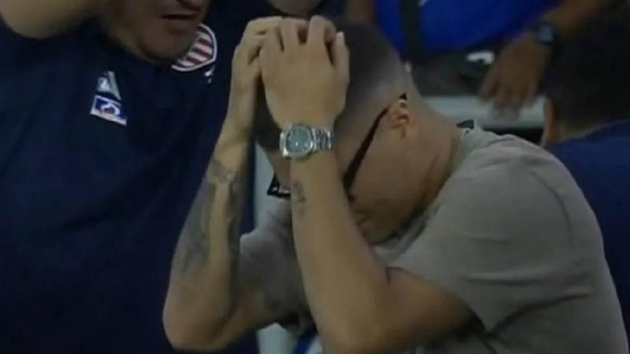 La reacción de Juan Fernando Quintero cuando El Chino Sandoval erró el penal de la victoria.