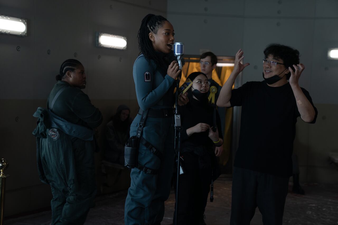 Bong Joon-ho dando indicaciones a Naomie Ackie. El papel que entrega al actriz británica es notable.