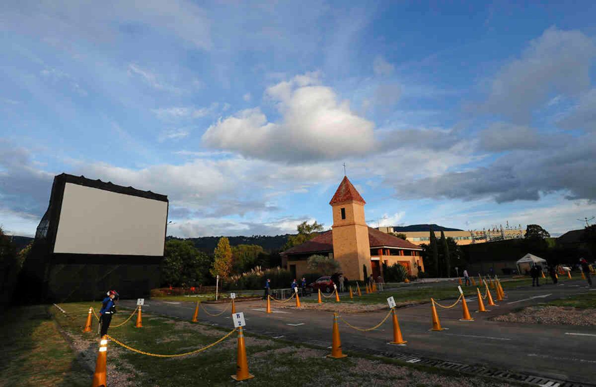 El autocine del municipio de Chía tiene una capacidad para 79 vehículos, en los que pueden asistir máximo cuatro personas y disfrutar funciones de lunes a domingo a partir de las 6:30 PM. Guillermo Torres / Semana