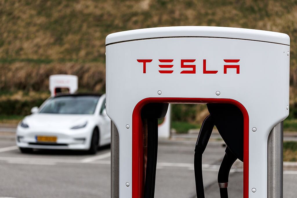 Tesla ve el almacenamiento como un aliado de las renovables, aunque su alto costo requiere incentivos normativos.