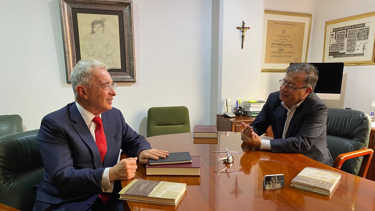 Imagen de los primeros días de gobierno de Gustavo Petro, cuando sostuvo un encuentro con el expresidente Álvaro Uribe.