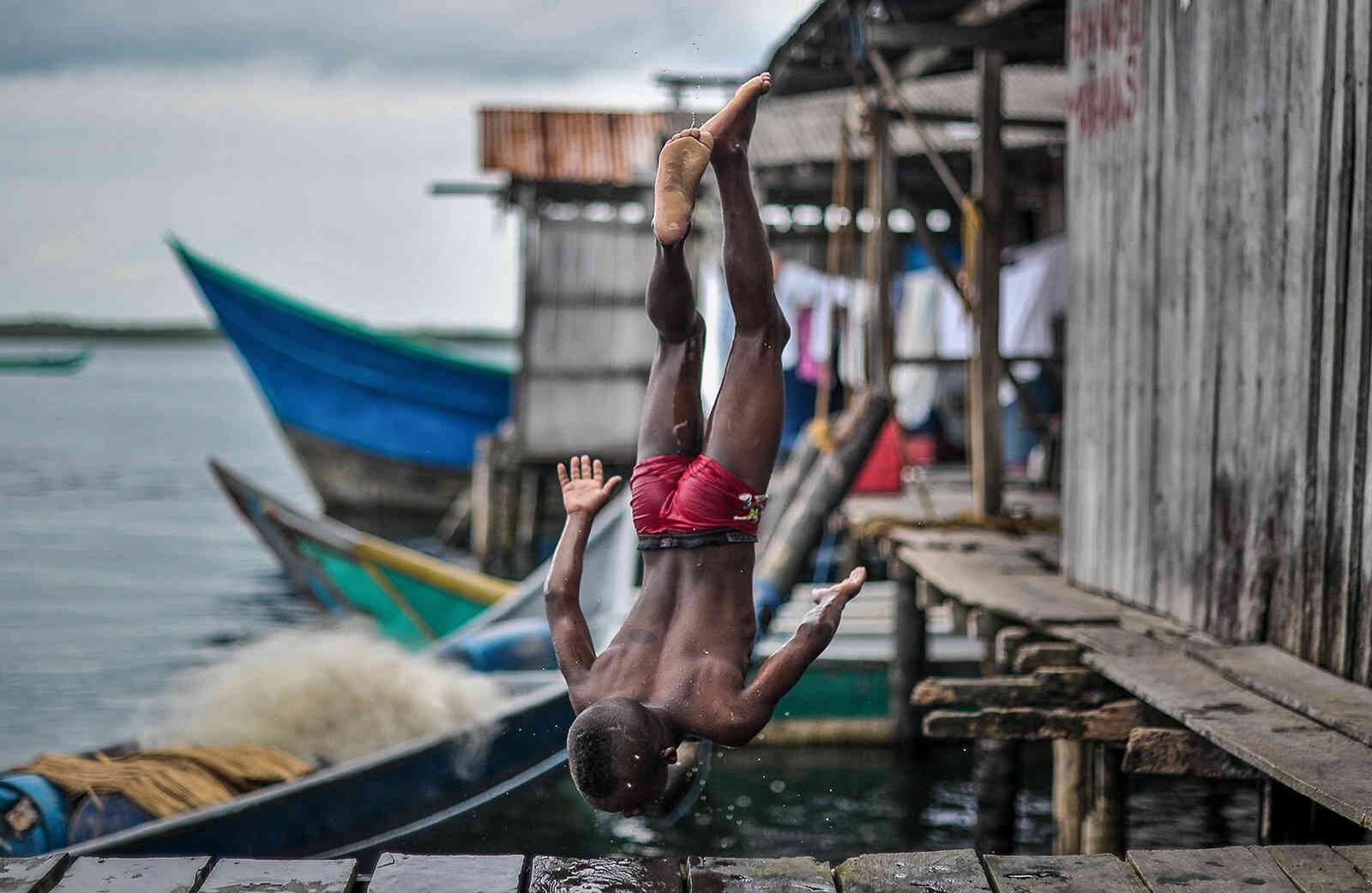 Más del 60% de los habitantes del Chocó vive en la línea de pobreza. Otro 35% se ubica en la pobreza extrema. A pesar de la riqueza natural de su territorio, sus habitantes viven en condiciones paupérrimas a causa del conflicto y del abandono estatal a la región. Crédito: Luis Alberto Ángel.