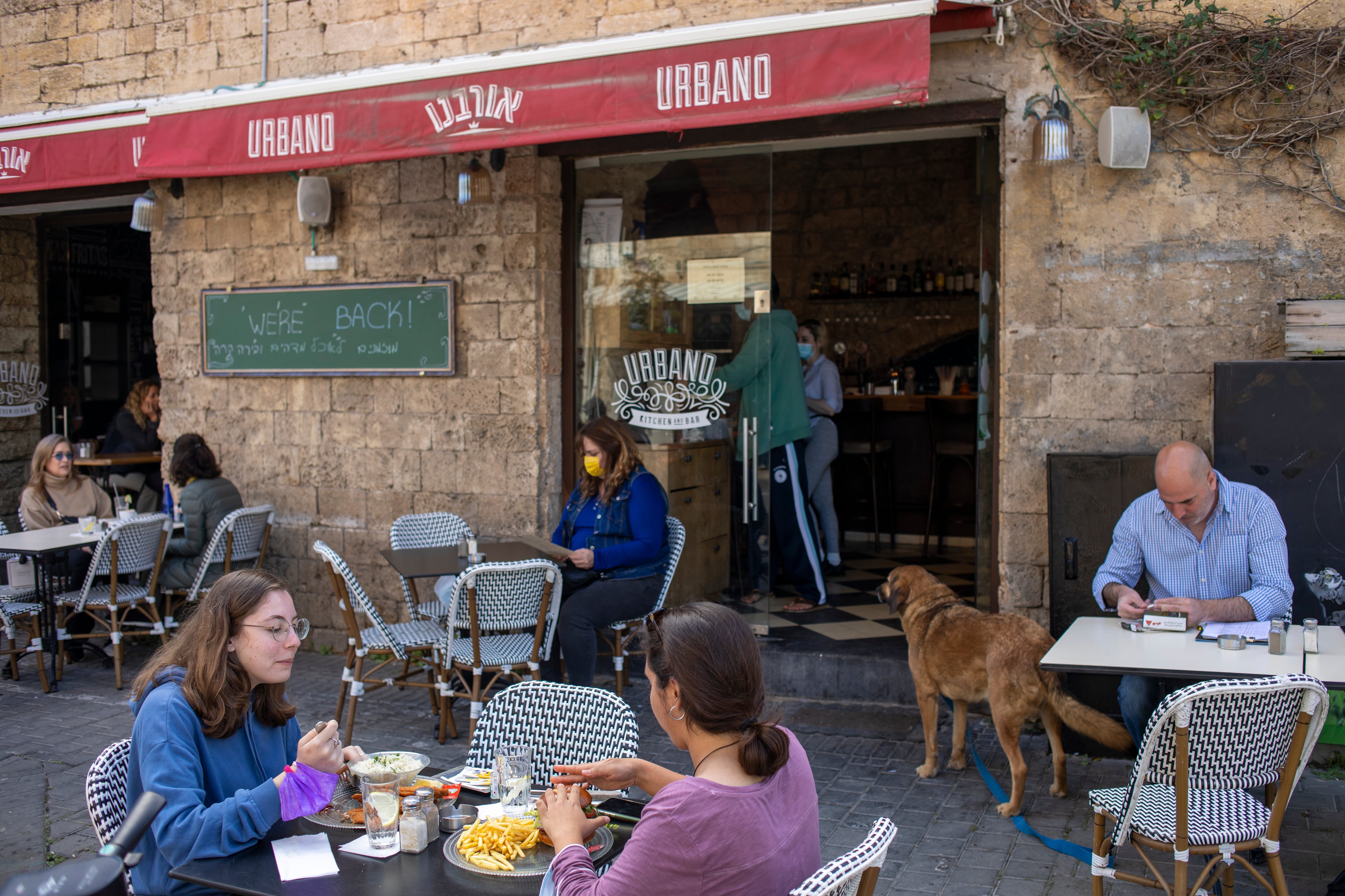 El país ha flexibilizado las restricciones por la pandemia ante el avance de la vacunación, como lo deja ver esta imagen captada en un café de Tel Aviv,