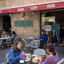 El país ha flexibilizado las restricciones por la pandemia ante el avance de la vacunación, como lo deja ver esta imagen captada en un café de Tel Aviv,
