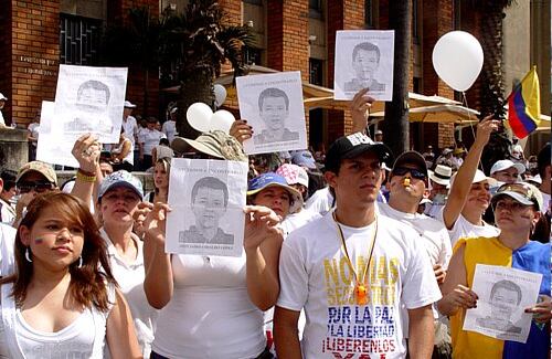 La temperatura, por encima de los 30 grados, no fue impedimento para que las personas de todo el Área Metropolitana llegaran con consignas, pitos y mensajes de solidaridad para los secuestrados del país. Medellín (Antioquia)